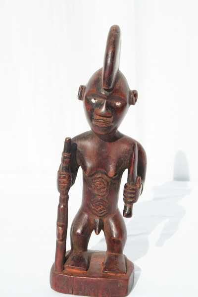 Beembe(statuettes), d`afrique : rép.Congo Brazza., statuette Beembe(statuettes), masque ancien africain Beembe(statuettes), art du rép.Congo Brazza. - Art Africain, collection privées Belgique. Statue africaine de la tribu des Beembe(statuettes), provenant du rép.Congo Brazza., 1556/2003k.Statuette Beembe H.21cm.Ancêtre guerrier debout tenant un fusil dans la main droite et un poignard dans la main gauche. Une crête sur la tête et de belles scarifications sur l